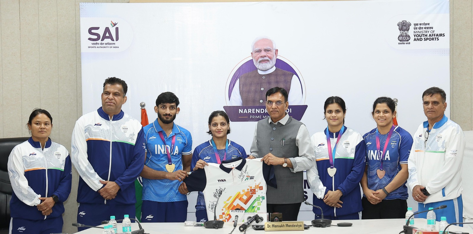 Mansukh Mandaviya calls on athletes to mentor next generation